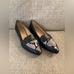 Avelinni Black Flats with Pointed Toe and Snakeskin Accent